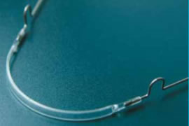 Прозрачный ретейнер. Заготовка дуги для съемного верхнечелюстного ретейнера, выполненная в переднем отделе из прозрачного пластика (от клыка до клыка)